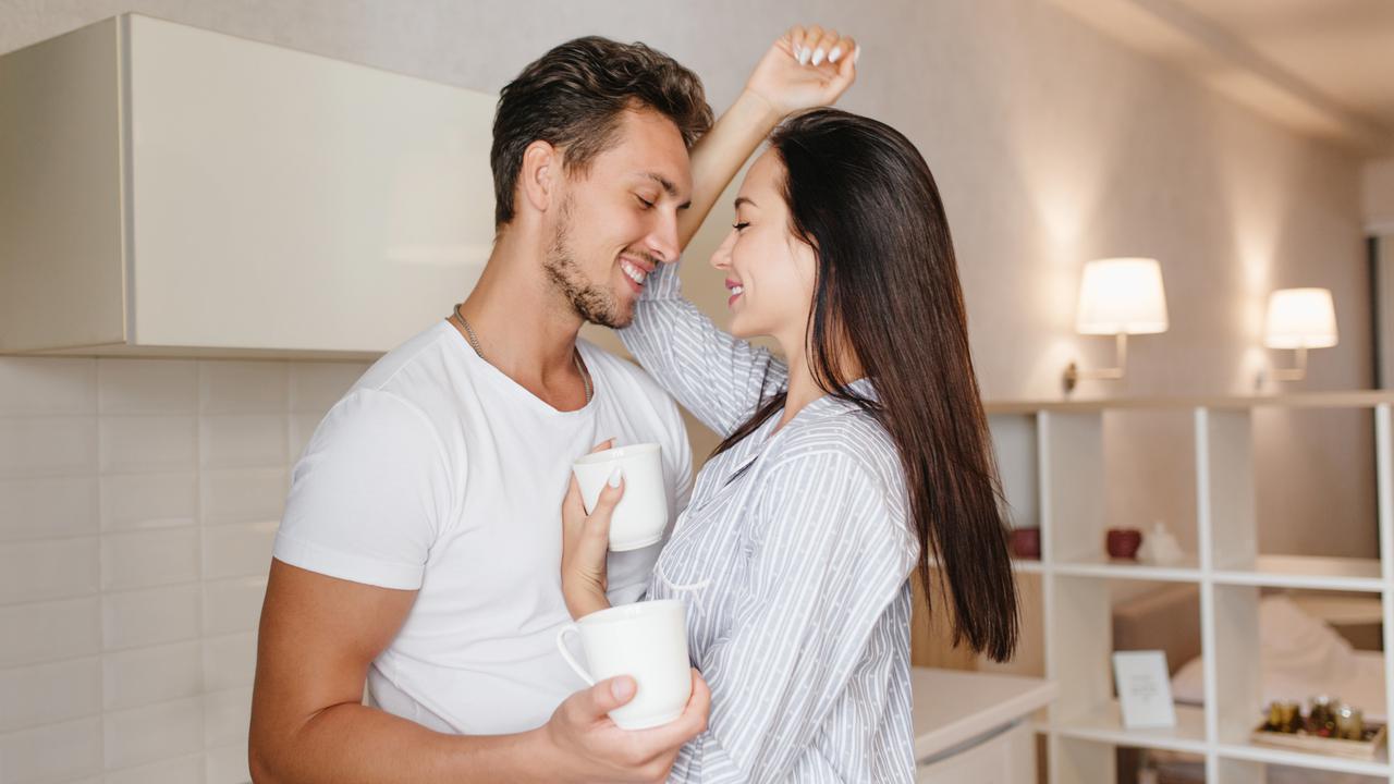 couple di dapur bahagia