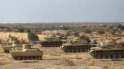 Mesir telah menempatkan tank-tank dan kendaraan lapis baja di dekat perbatasan Rafah yang menyeberang ke Gaza. (Khaled DESOUKI / AFP)