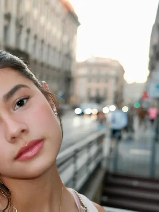 Selain gaya busananya yang menarik perhatian, foto-foto Maria juga menampilkan berbagai spot ikonik di Italia. Dari Colosseum yang megah hingga jalanan kota-kota di Italia yang indah, Maria berhasil menangkap esensi dari keindahan Italia dalam setiap jepretannya. (Liputan6.com/IG/@mariatheodoree)