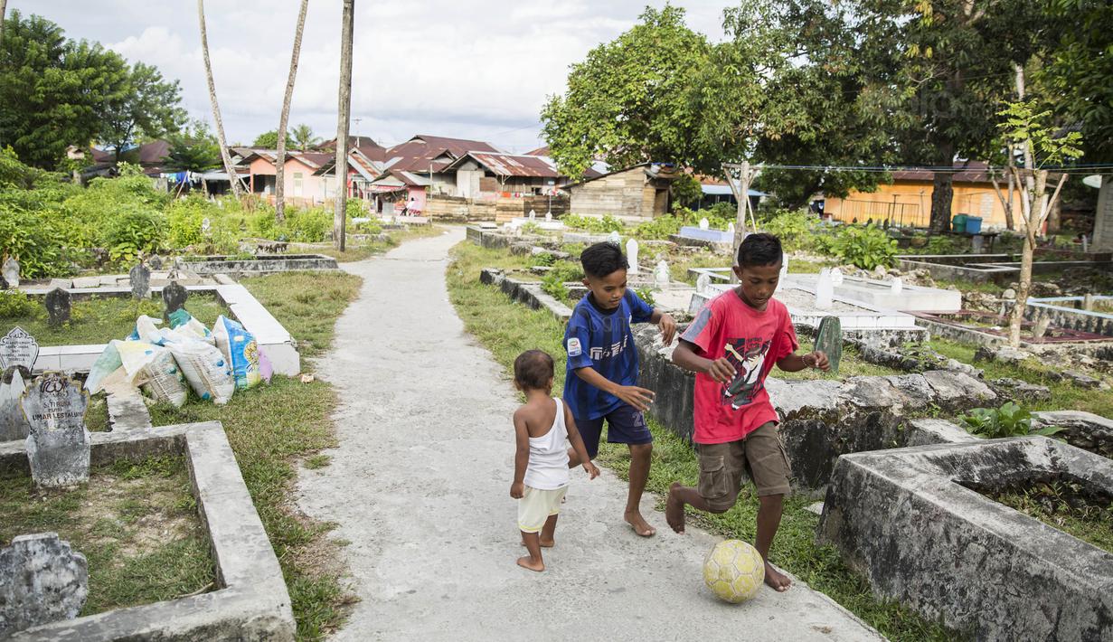 Pesepak bola SSB Tulehu Putra, Saleh Al'Ayubi Pary, saat berlatih di sekitar pemakaman leluhur di Tulehu, Maluku, Selasa (15/11/2017). Selepas pulang sekolah Saleh biasanya langsung bermain sepak bola. (Bola.com/Vitalis Yogi Trisna)