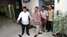 Anggota Wantimpres K.H. Hasyim Muzadi menerima aktivis dari Koalisi Masyarakat Sipil anti Kriminalisasi KPK di Gedung Wantimpres, Jakarta, Jumat (30/1/2015). (Liputan6.com/Faizal Fanani)