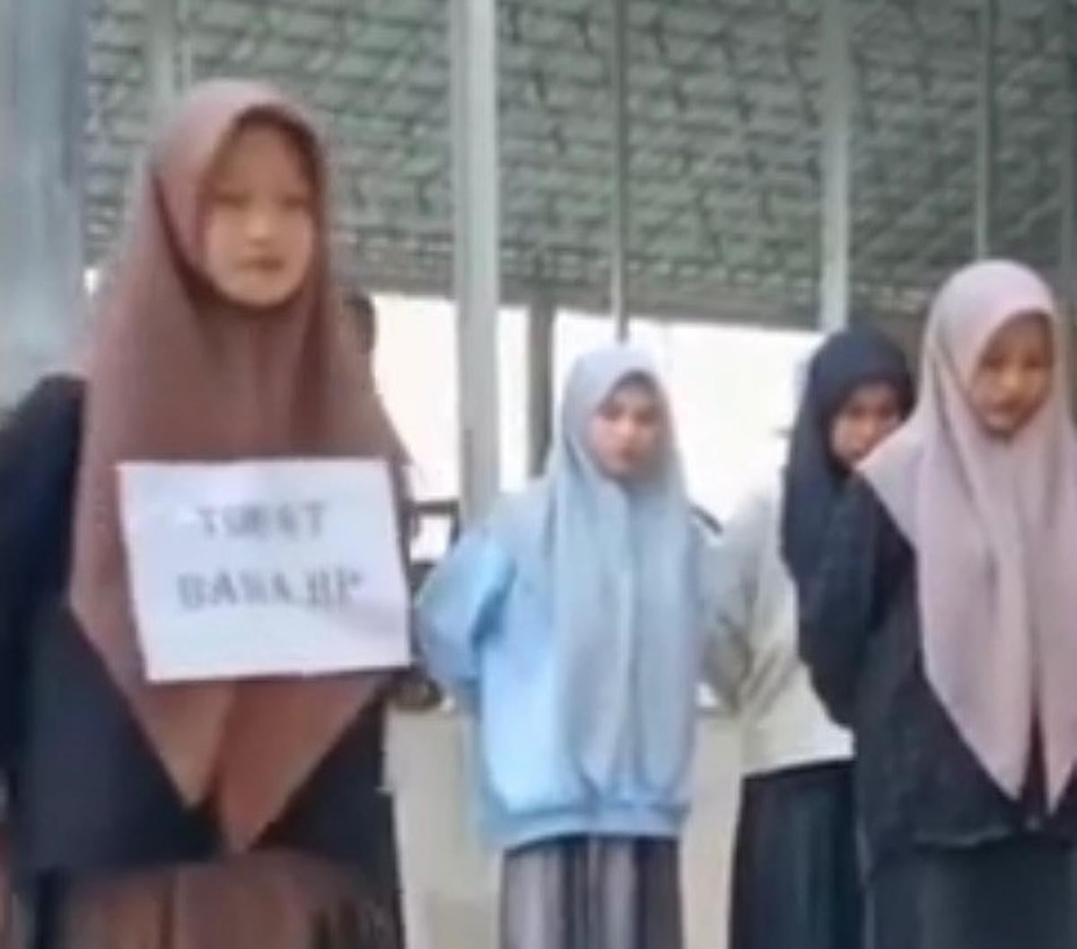 Video berdurasi beberapa detik ini memperlihatkan santriwati yang mendapat hukuman.<br><br>Salah satu, santriwati berhijab cokelat berkalung penanda dengan tulisan "TOBAT BAWA HP". <br><br><br>