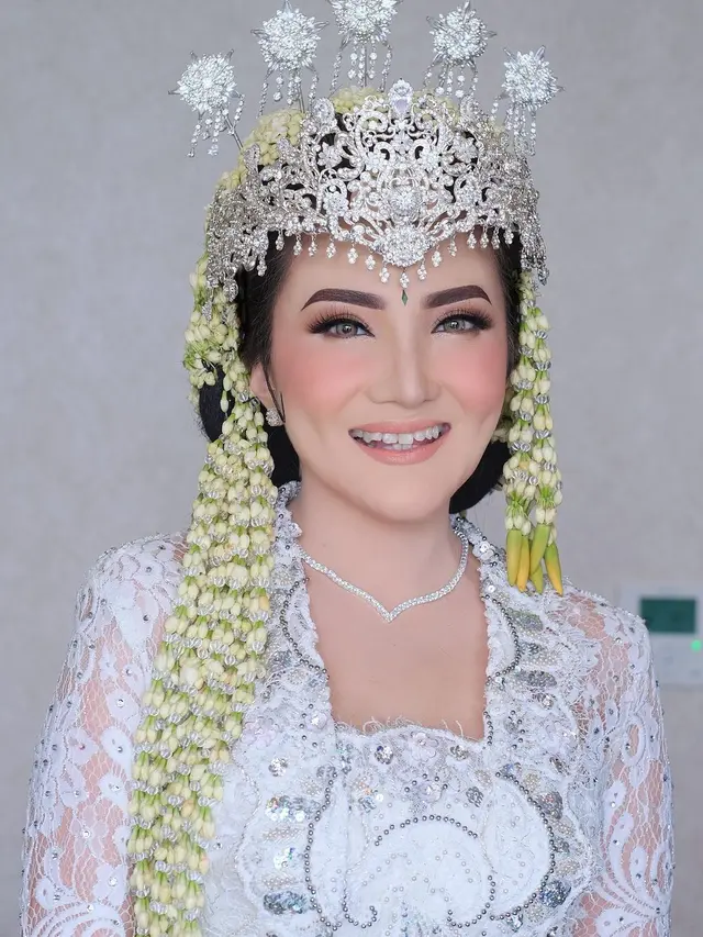 Resmi Menikah, Ini 6 Potret Kiki Amalia Jadi Pengantin di Hari Ulang Tahunnya