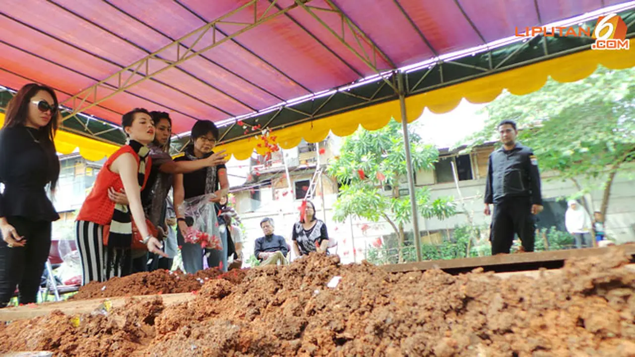 pemakaman-della-suasana-130805b.jpg