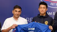 Pemain asing Arema FC, Renshi Yamaguchi (kanan), bersama pelatih Singo Edan, Eduardo Almeida, saat proses perkenalan. (Dok. Arema FC)