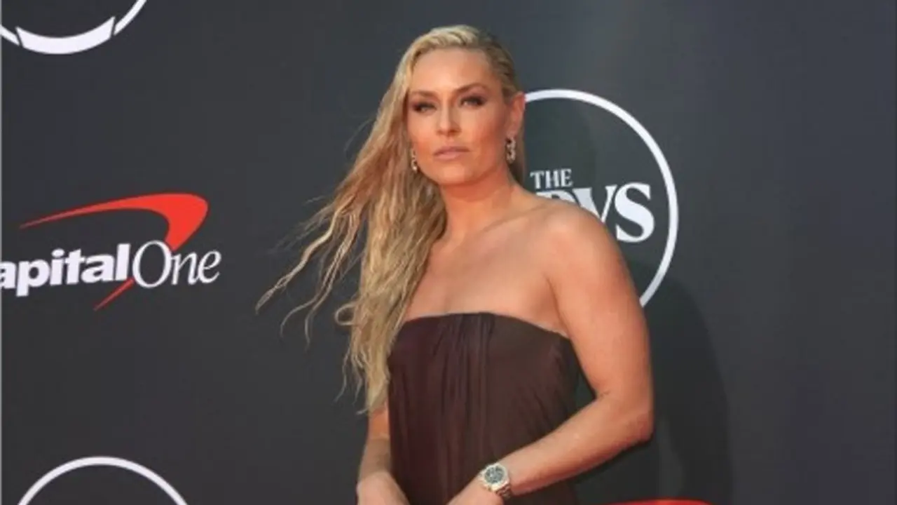 Gaun Mantan Atlet Ski Lindsey Vonn Nyaris Terbuka Tertiup Angin di ESPY Awards 2025, (VALERIE MACON / AFP)