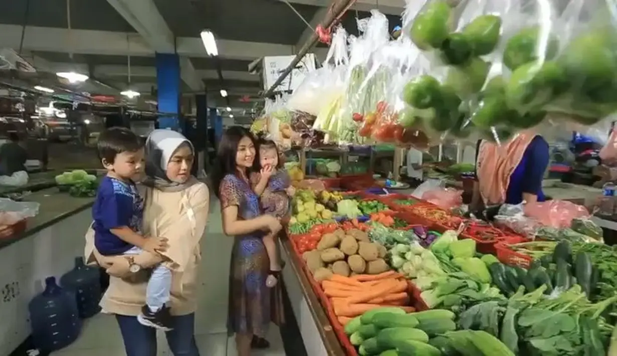 Pemeran dalam film Love is U itu terlihat santai saat dipasar tradisional. Sambil mengendong putrinya, Sarwendah sedang melihat-lihat sayur. (Instagram/ruben_onsu)