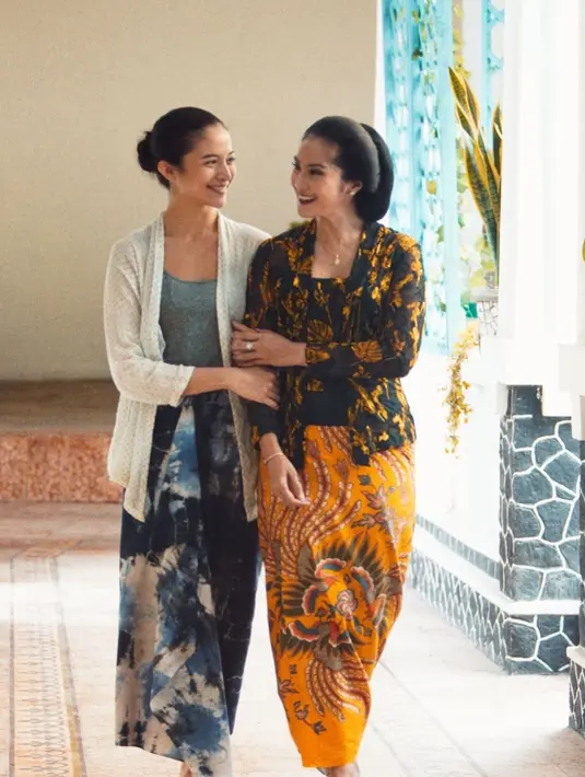 Maudy Koesnaedi tampil anggun kenakan kebaya kutubaru batik nuansa hitam-kuning dan kain lilit batik nuansa orange muda. [@putrimarino].