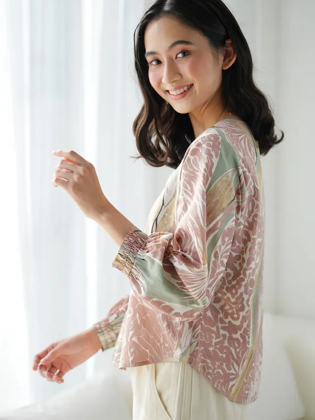 Model Baju Batik Lengan Kerut Modern Elegan