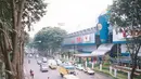 Potret Bandung Indah Plaza (BIP) yang merupakan salah satu pusat perbelanjaan kesukaan warga Bandung, bahkan hingga kini. (Source: ayaspromenade.wordpress.com)
