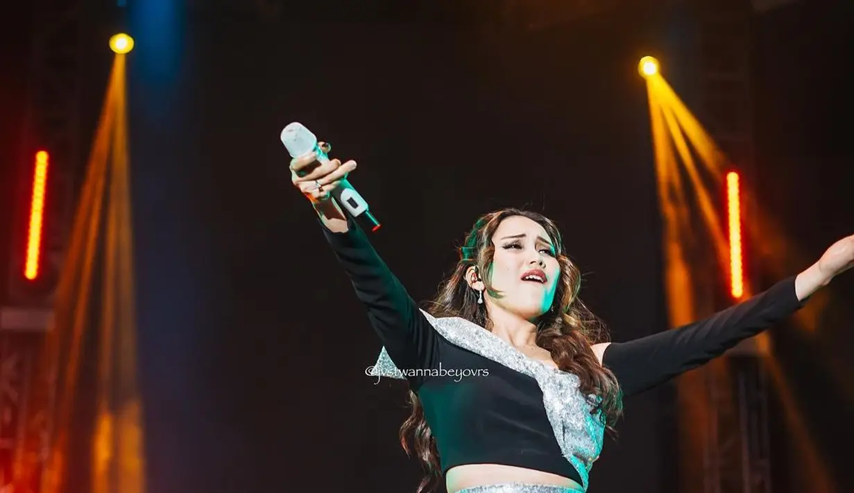 Selain memberi kesan lebih fresh, Ayu juga seorang pecinta musik K-Pop. Karena itu beberapa look yang ia suguhkan cukup on point. [Instagram @ayutingting92]