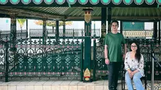 Begini potret kebersamaan Dul Jaealni dan Tissa Biani saat menjalani liburan bareng. Keduanya menyempatkan waktu untuk berwisata mengunjungi Kraton. Tissa sendiri menyebut liburan ke Yogyakarta ini untuk melepas rasa rindu dengan kampung halamannya. (Liputan6.com/IG/@tissabiani)
