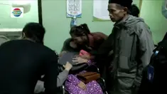Ibu ini menangis histeris setelah mengetahui anaknya yang berusia 10 tahun tewas terlindas truk tronton.