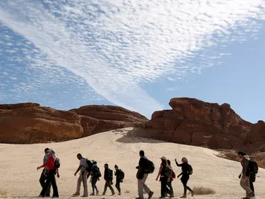 Wisatawan berjalan di daerah Wadi Hudra, Sinai Selatan, Mesir, (20/11). Hal ini dilakukan untuk menghilangkan anggapan masyarakat akan bahayanya menjelajahi padang gurun di Sinai. (REUTERS/Asmaa Waguih)