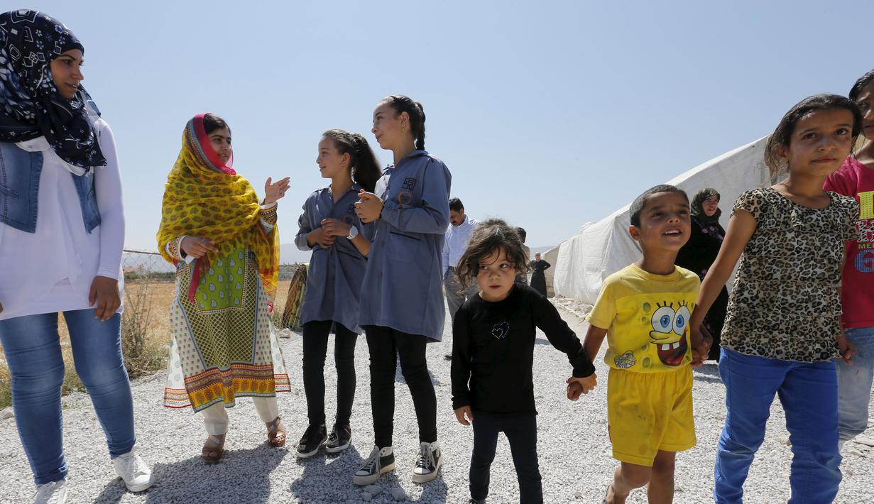 Peraih nobel perdamaian Malala Yousafzai (kedua kiri), berbicara dengan sejumlah pengungsi perempuan saat mengunjungi Lebanon, 12 Juli 2015. Selain merayakan ulang tahunnya, Malala juga membuka sekolah di Lebanon. (REUTERS/Jamal Saidi) 