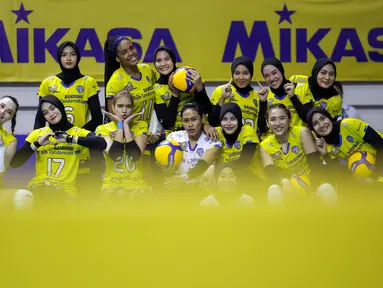 PP PBVSI akhirnya sudah menyiapkan nama-nama atlet untuk beraksi di SEA Games 2022. Sebagai jawara Proliga 2022, Bandung Bjb Tandamata menjadi penyumbang pemain terbanyak di tim Voli Putri Indonesia. Berikut daftar pemainnya. (Bola.com/Bagaskara Lazuardi)