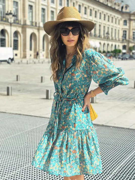 Material yang ringan dan potongan dress yang loose menjadi kunci tampilan Bianca yang begitu memesona. Dress dengan  gaya bohemian memberikan kesan gaya yang unik dan natural. [Foto: Instagram/ Bianca Adinegoro]