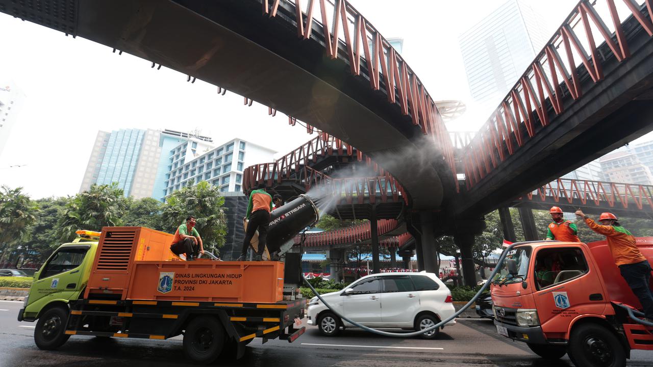 Petugas Semprot Jalanan Terdampak Abu Vulkanik