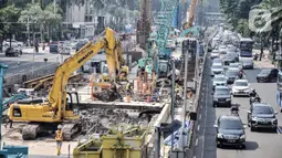 Aktivitas proyek pembangunan Mass Rapid Transit (MRT) Fase 2A Bundaran HI-Harmoni di Jalan MH Thamrin, Jakarta, Senin (14/3/2022). Proyek MRT Fase 2A ditargetkan rampung pada 2025. (merdeka.com/Iqbal S. Nugroho)