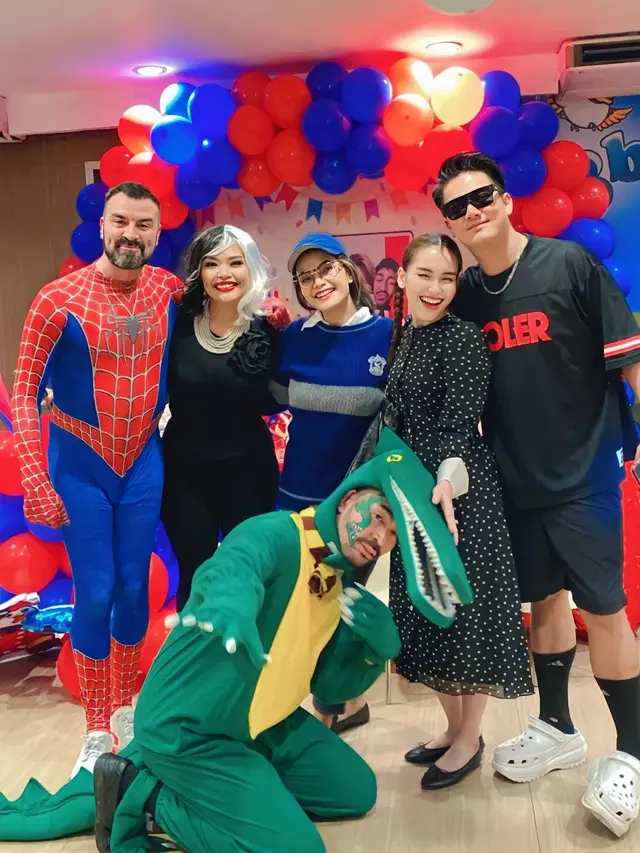 Potret Ayu Ting Ting dan Boy William Mengenakan Outfit Senada