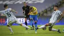 Mendekati akhir babak pertama, Brasil mati-matian menyerang Argentina untuk menyamakan kedudukan. Namun ketatnya pertahanan Argentina memaksa Brasil tunduk 1-0 hingga peluit akhir babak pertama dibunyikan. (Foto: AFP/Carl De Souza)