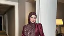 Bisa jadi inspirasi tampilan elegan untuk Hari Raya, padukan baju kurung berdetail sederhana dengan hijab segi empat full motif warna senada. [@adirasalahudi]