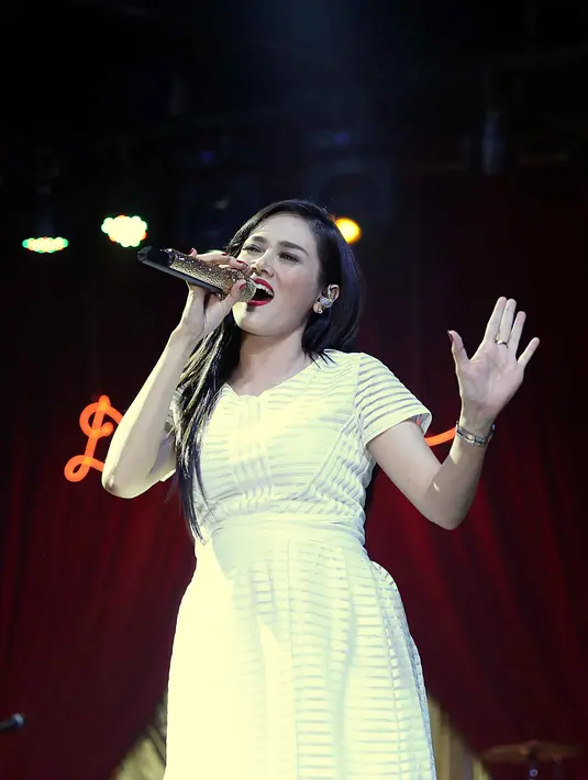 Tangisan Dhani membuat Mulan yang saat itu sudah punya dua anak menerima ajakan Dhani. Dan akhirnya pasangan ini resmi menikah secara agama. (Nurwahyunan/Bintang.com)