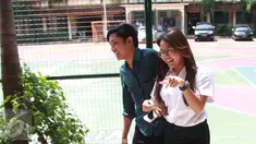Titania Aurelie Hermansyah (Aurel) saat tiba di SMAN 93, Jakarta, Selasa (5/4). Putri dari Anang Hermansyah ini akan mengikuti ujian Paket C bersama sejumlah peserta lainnya. (Liputan6.com/Herman Zakharia)