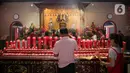 Warga Tionghoa melaksanakan sembahyang Tahun Baru Imlek 2573 Kongzili di Vihara Avalokitesvara, Tangerang Selatan, Banten, Selasa (1/2/2022). Pengelola Vihara memberlakukan pengaturan waktu dan jumlah pengunjung  dengan ketentuan protokol kesehatan Covid-19 yang berlaku. (Liputan6.com/Faizal Fanani)