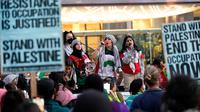 Selain menyuarakan dukungan bagi Palestina, para peserta demo juga membagikan selebaran tentang tuntutan dan tujuan aksi unjuk rasa tersebut. (AP Photo/Godofredo A. Vásquez)
