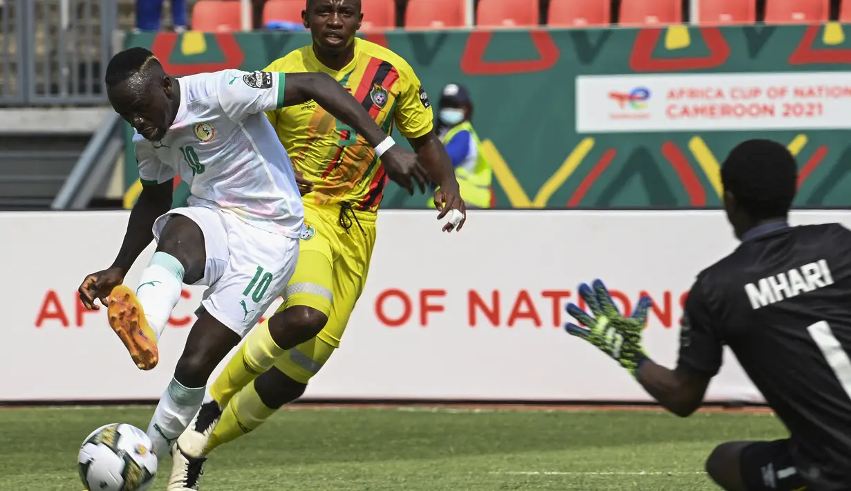 Sadio Mane. Striker Senegal yang sedang menjalani musim ke-6 bersama Liverpool ini telah mencetak 27 gol untuk Timnas Senegal dari total 81 caps sejak tahun 2012. Dalam Edisi Piala Afrika 2019 ia mampu membawa Senegal finis di posisi kedua usai kalah dari Aljazair di final. (AFP/Pius Utomi Ekpei)