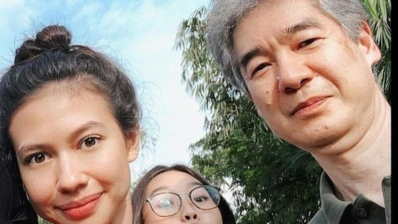 LDR Beda Negara, 8 Foto Kedekatan Yuki Kato dengan Bapaknya yang Asli Orang Jepang
