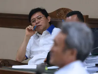 Terdakwa dugaan menghalangi proses penyidikan KPK, Lucas menyimak keterangan saksi Eddy Sindoro pada sidang lanjutan di Pengadilan Tipikor, Jakarta, Kamis (17/1). Sidang mendengar keterangan dua orang saksi. (Liputan6.com/Helmi Fithriansyah)