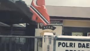 Berkibarnya bendera bulan bintang yang identik dengan bendera Gerakan Aceh Merdeka (GAM) di pagar Polsek Samalanga membuat geger banyak orang. (Liputan6.com/ Dok Ist)