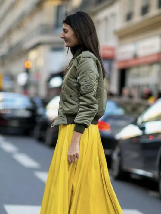 Memberi sentuhan maskulin pada tampilan juga sangat bisa memadukan dua warna ini. Paduan nuansa hijau army dan kuning bisa jadi opsi menjanjikan.  [Foto: Pinterest]