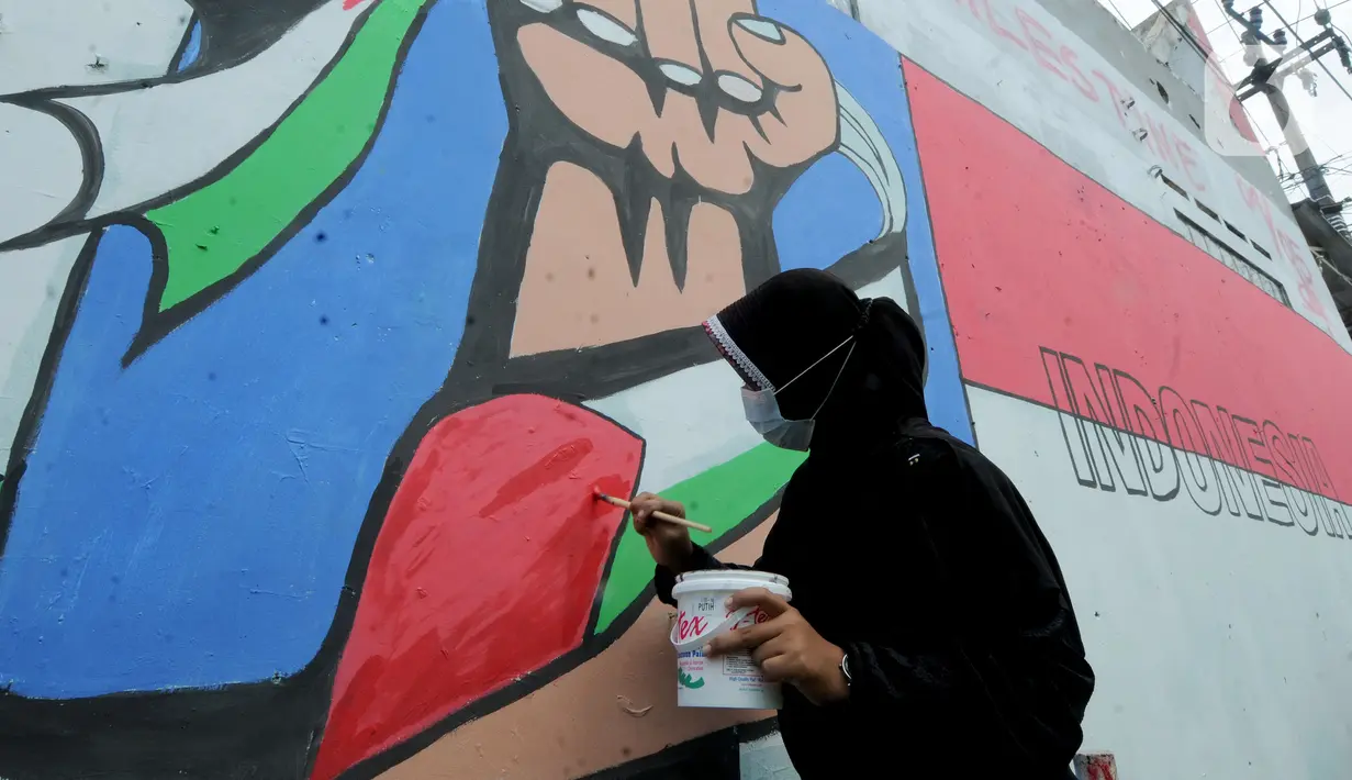 Remaja membuat mural bertema solidaritas untuk Palestina di Gang Jambu, Kedaung, Depok, Jawa Barat, Selasa (18/5/2021). Remaja Majelis Al Muntaqilin membuat mural tersebut sebagai solidaritas serta doa bagi umat muslim Palestina dan Masjid Al Aqsa atas serangan Israel. (merdeka.com/Arie Basuki)
