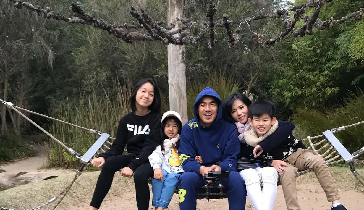 Joe Taslim dan Keluarga