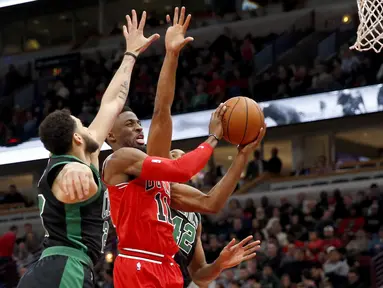 Pemain Chicago Bulls, David Nwaba (11) mencoba melewati adangan pemain Boston Celtics pada lanjutan NBA basketball game di United Center, Chicago, (11/12/2017). Bulls menang 108-85. (AP/Charles Rex Arbogast)
