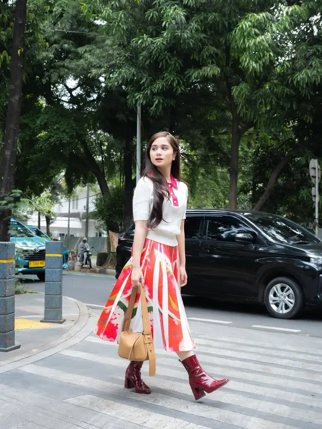 Gaya Serba Pink Tissa Biani Strolling Around Jakarta, Pakai Rok Bertabur Bunga Rp10 Juta-an hingga Tas Rp7 Juta-an