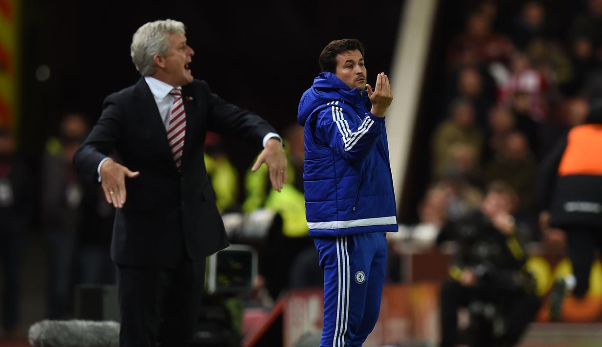 Asisten pelatih Chelsea, Rui Faria (kanan), dan Pelatih Stoke City, Mark Hughes, memberikan instruksi kepada anak asuhnya pada lanjutan Liga Premier Inggris di Stadion Britannia, Stoke, Minggu (8/11/2015) dini hari WIB. (AFP Photo/Paul Ellis).