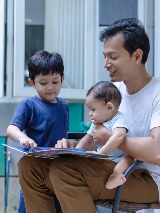 <p>Fedi Nuril saat membaca buku bersama anakya Hasan dan Aksa. Sebagai orang tua, salah satu tanggung jawab besar Fedi adalah menjelaskan tentang Tuhan ke Hasan dan Aksa. Buku yang lagi gue bacain ini menceritakan pengalaman Kareem dan Khaleel berkeliling dunia untuk mencari Allah. (Instagram/fedinuril)</p>