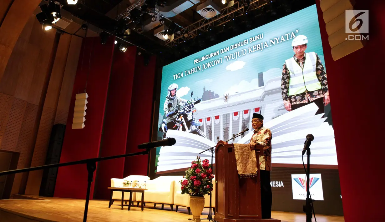 Ketua Umum PBNU Said Aqil Siradj memberi sambutan saat peluncuran buku tiga tahun Jokowi di Perpustakaan Nasional, Jakarta, Senin (6/11). Peluncuran buku tersebut bertemakan " Wujud Kerja Nyata". (Liputan6.com/Faizal Fanani)