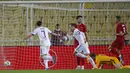 Pemain Rusia, Denis Cheryshev (tengah) berselebrasi usai mencetak gol ke gawang Turki pada pertandingan UEFA Nations League di Stadion Sukru Saracoglu, Istanbul, Minggu (15/11/2020). Turki menang tipis atas Rusia 3-2. (AP Photo)
