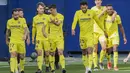 Pemain Villarreal, Samuel Chukwueze (kanan) berselebrasi dengan rekan setimnya usai mencetak gol ke gawang Baracelona pada pertandingan La Liga Spanyol di stadion Ceramica di Villarreal, Spanyol (25/4/2021). Berkat kemenangan ini, Barcelona menempel Real Madrid dengan 71 poin. (AP Photo/Alberto Saiz