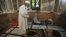 Itikaf bertujuan meraih malam kemuliaan, dengan membaca Al-Quran, salat Tahajud, dan berzikir. (AP Photo/Muhammad Sajjad)