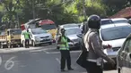 Petugas berusaha mengatur kemacetan kendaraan yang melintas di jalur lingkar Nagreg, Jawa Barat, Sabtu (2/7). Kemacetan disebabkan bus pemudik yang mengalami kecelakaan hingga menutup sebagian jalur. (Liputan6.com/Immanuel Antonius)