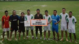 "Solidarity For The Footballers" menjadi tema laga amal untuk Akli Fairuz yang digagas Asosiasi Pesepakbola Profesional Indonesia di Lapangan C Senayan, Jakarta, (14/6/2014). (Liputan6.com/Helmi Fithriansyah)