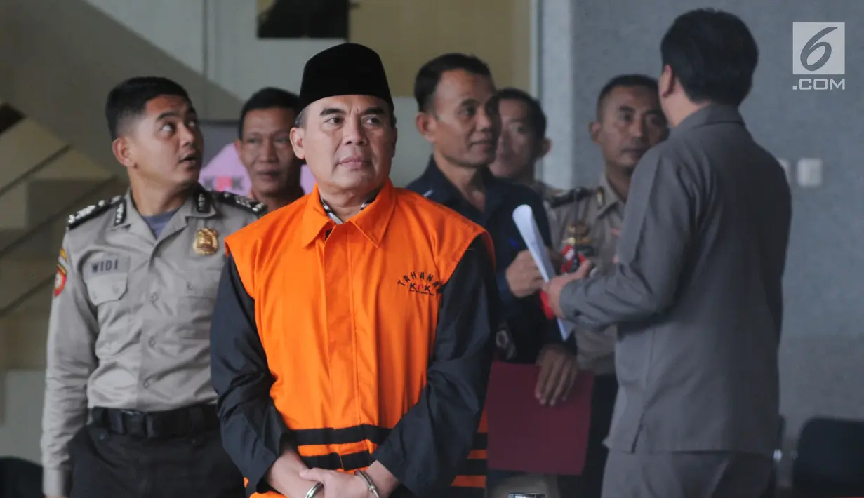 Bupati Jepara Ahmad Marzuqi usai menjalani pemeriksaan oleh penyidik di Gedung KPK, Jakarta, Senin (27/5/2019). Ahmad Marzuqi diperiksa sebagai tersangka terkait dugaan suap dalam putusan praperadilan kasus dugaan korupsi penggunaan dana bantuan parpol di PN Semarang. (merdeka.com/Dwi Narwoko)