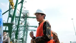 Presiden Jokowi meninjau New Priok Container Terminal (NPCT) 1, Pelabuhan Tanjung Priok, Jakarta, (13/9). Terminal diproyeksikan dapat melayani kapal petikemas berkapasitas I3.000-15.000 TEUs dengan bobot di atas 150.000 DWT. (Liputan6.com/Faizal Fanani)