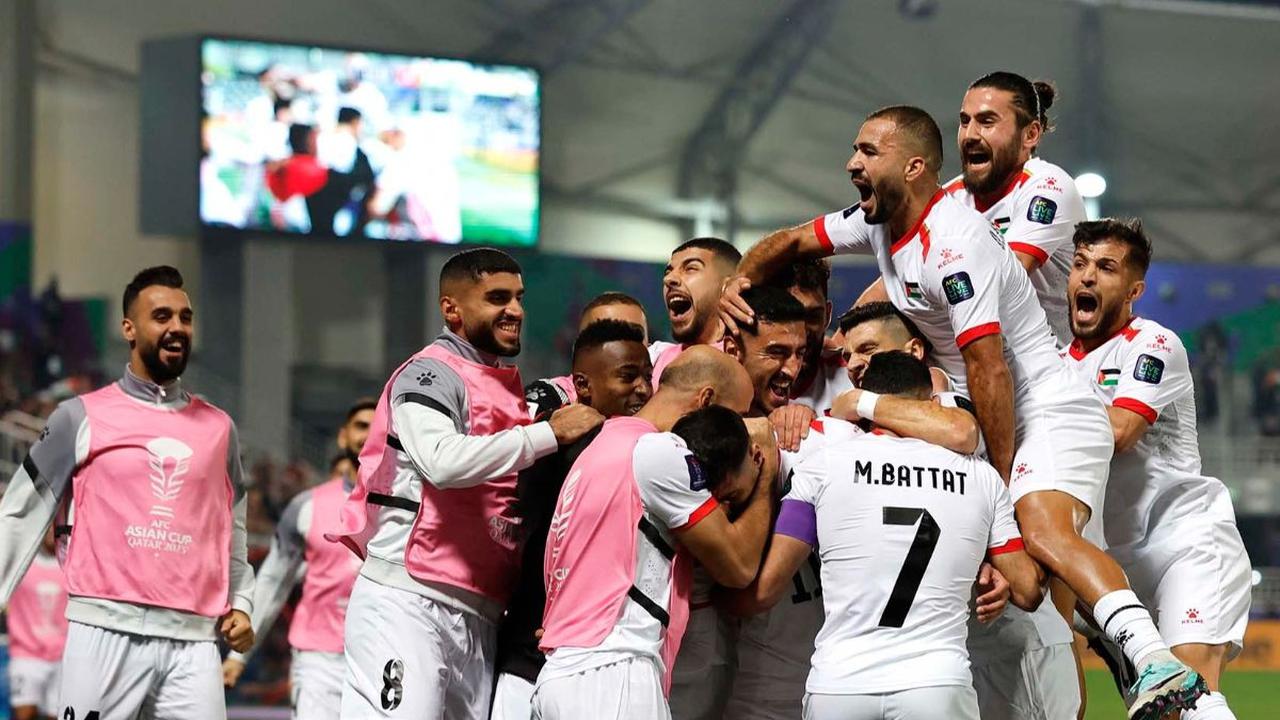 Timnas Palestina berhasil mencatatkan untuk pertama kalinya lolos ke babak 16 besar Piala Asia 2023 setelah menumbangkan Hong Kong dengan skor 3-0. Pertandingan tersebut berlangsung di Stadion Abdullah Bin Khalifa, Doha, Qatar, Selasa (23/1/2024). Foto: 